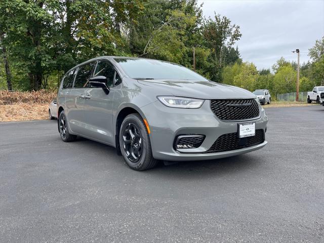 new 2023 Chrysler Pacifica Hybrid car, priced at $39,223