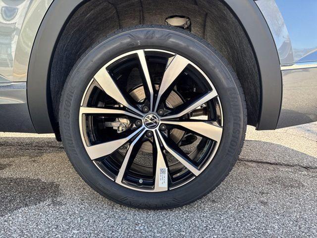 new 2025 Volkswagen Atlas car, priced at $51,238