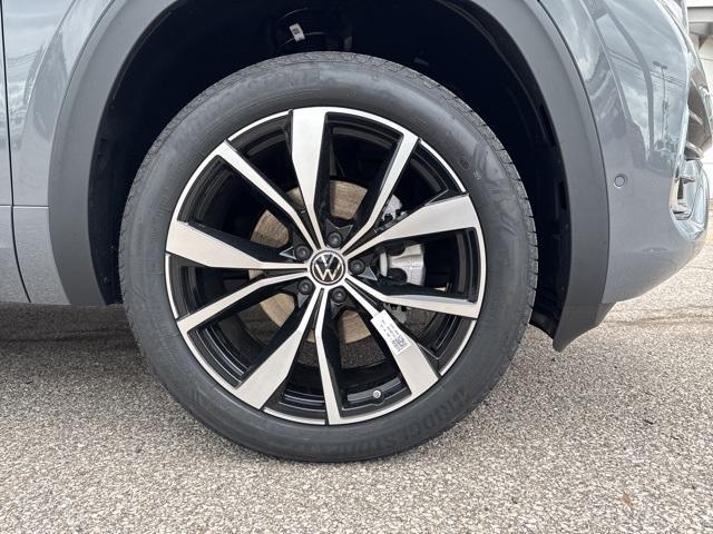 new 2025 Volkswagen Atlas car, priced at $54,091