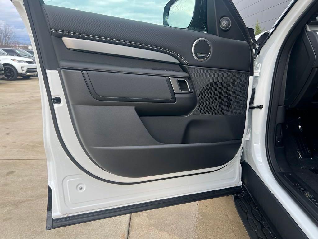 new 2025 Land Rover Discovery car, priced at $75,525
