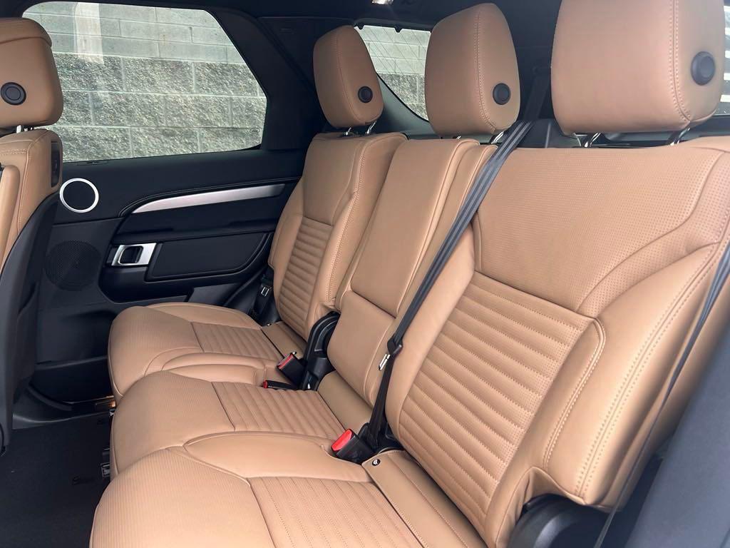 new 2025 Land Rover Discovery car, priced at $75,525