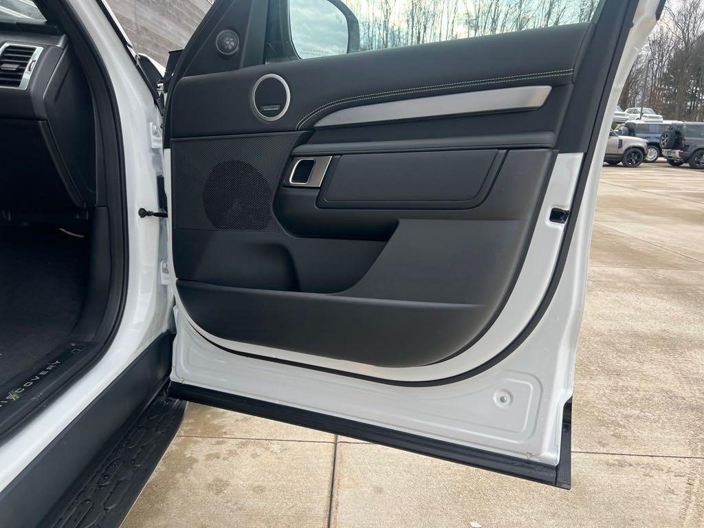 new 2025 Land Rover Discovery car, priced at $75,525