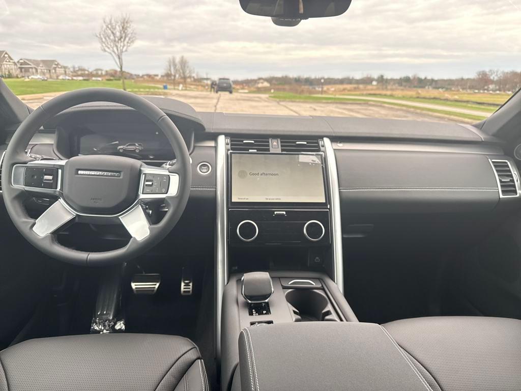 new 2025 Land Rover Discovery car, priced at $79,918