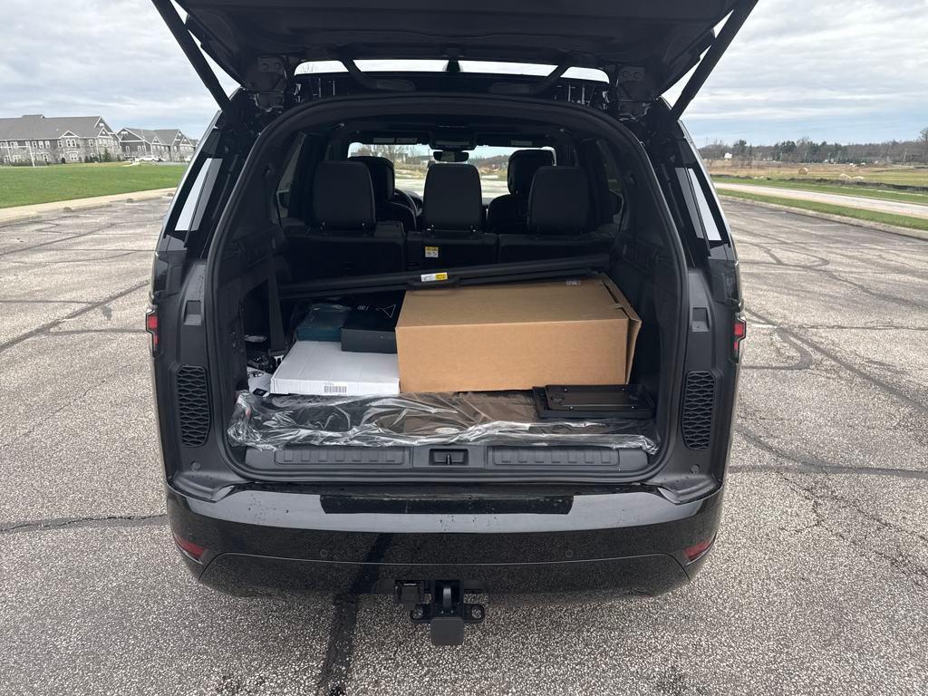 new 2025 Land Rover Discovery car, priced at $79,918