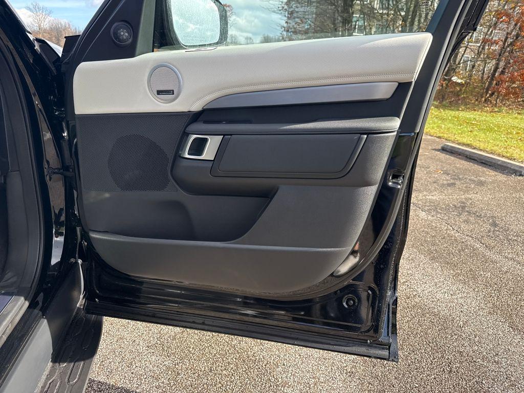 new 2026 Land Rover Discovery car, priced at $81,681