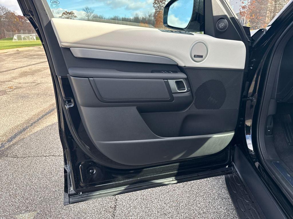 new 2026 Land Rover Discovery car, priced at $81,681