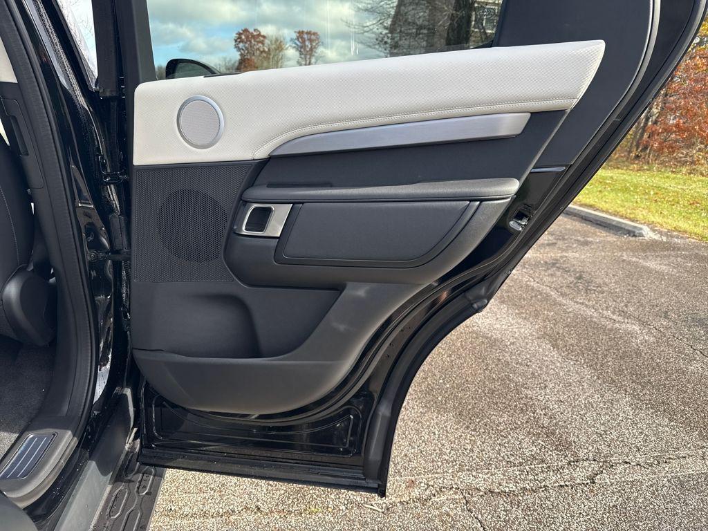 new 2026 Land Rover Discovery car, priced at $81,681