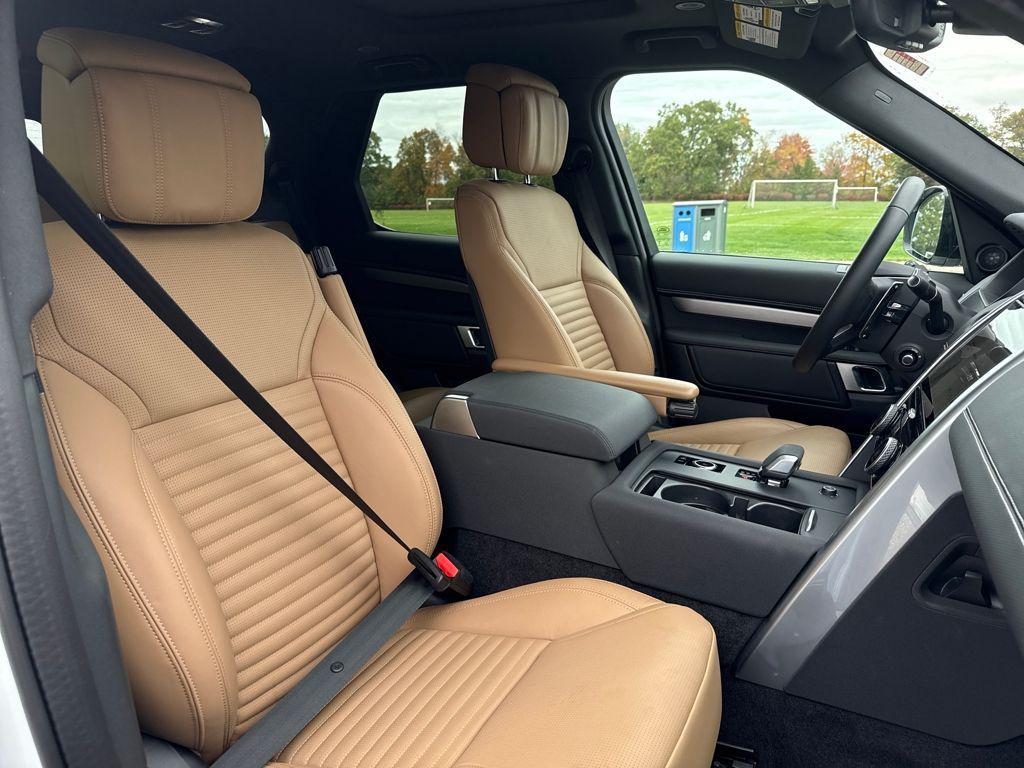 new 2025 Land Rover Discovery car, priced at $70,525