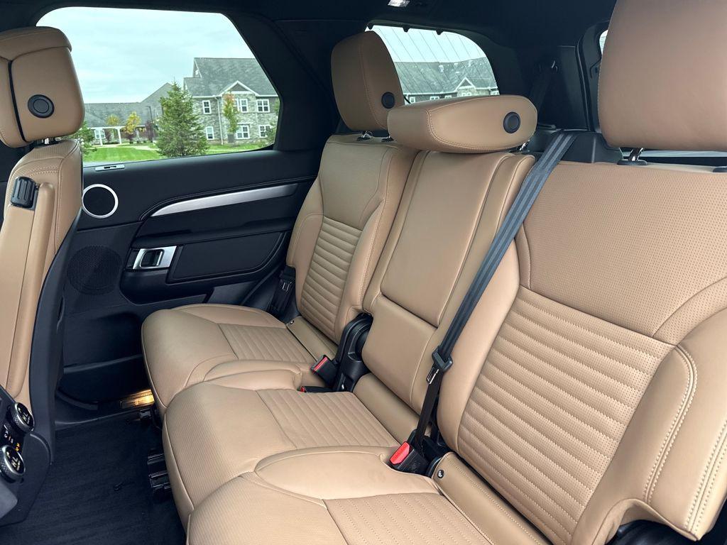 new 2025 Land Rover Discovery car, priced at $70,525