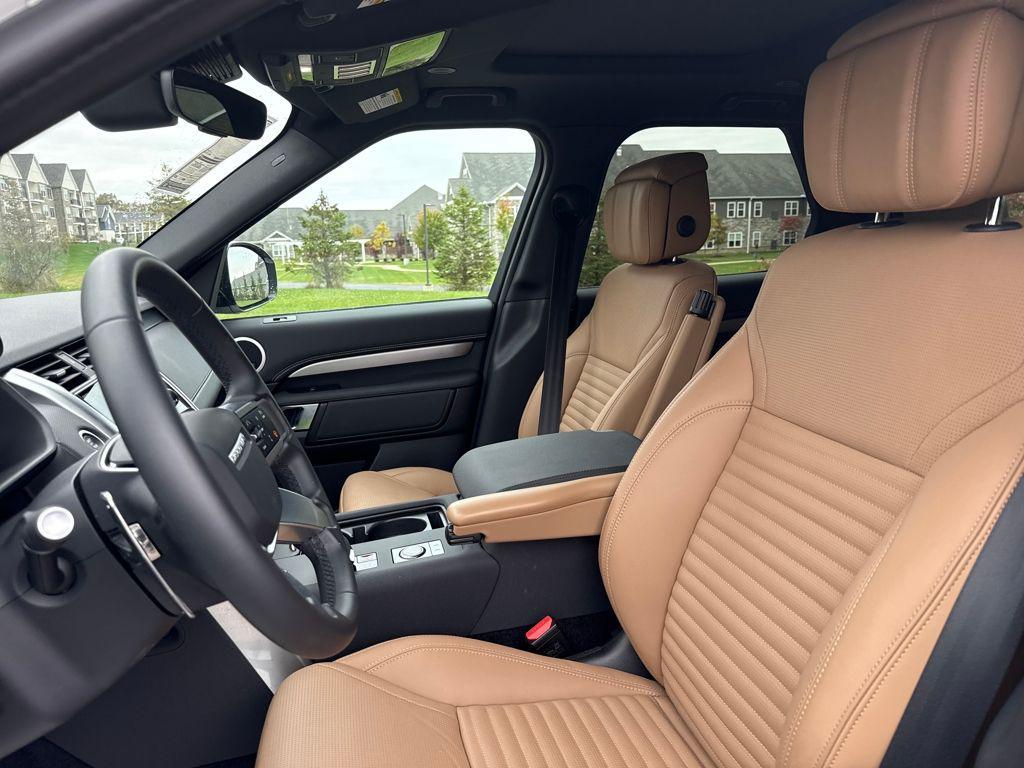 new 2025 Land Rover Discovery car, priced at $70,525