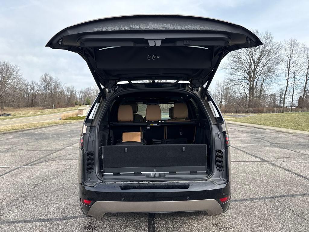 new 2024 Land Rover Discovery car, priced at $67,923