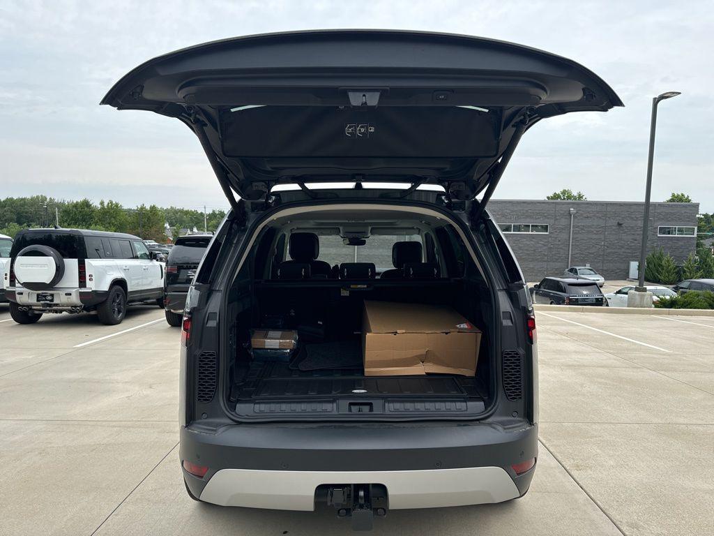 new 2024 Land Rover Discovery car, priced at $58,558