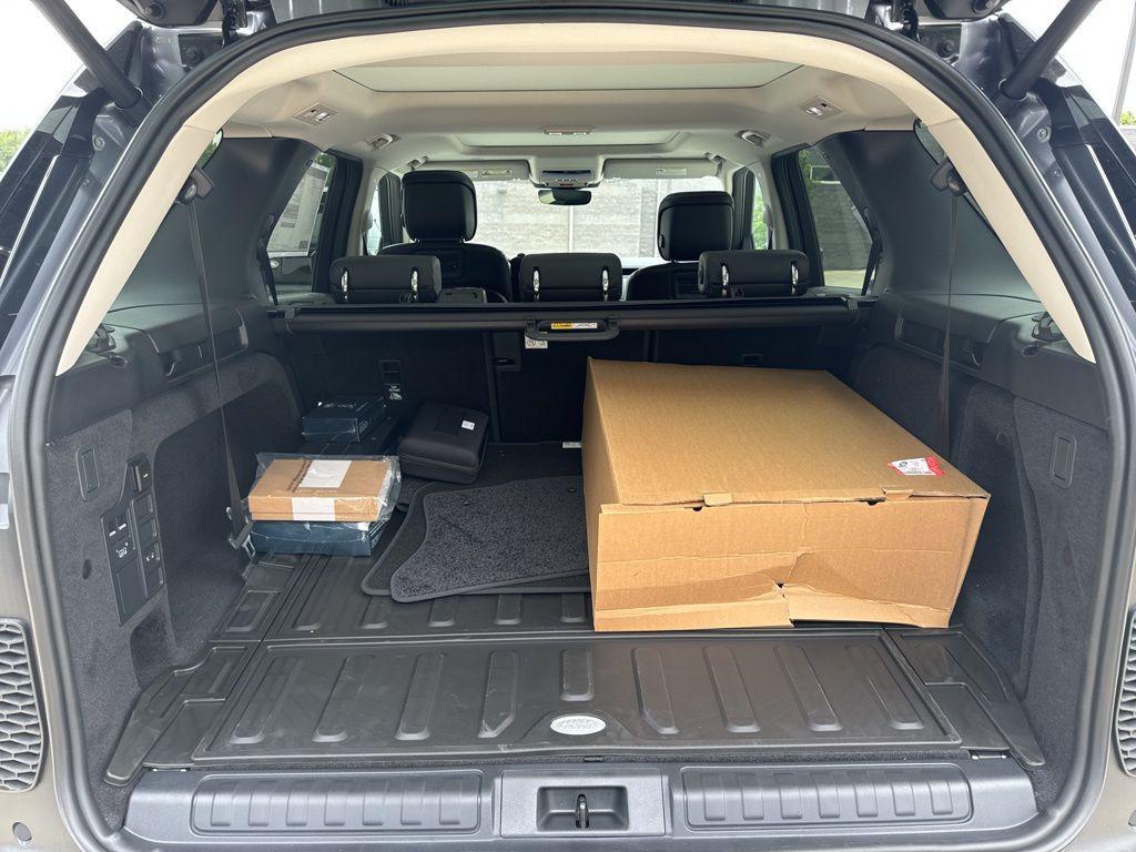 new 2024 Land Rover Discovery car, priced at $58,558