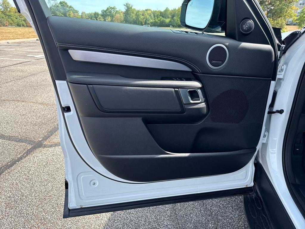 new 2025 Land Rover Discovery car, priced at $70,918