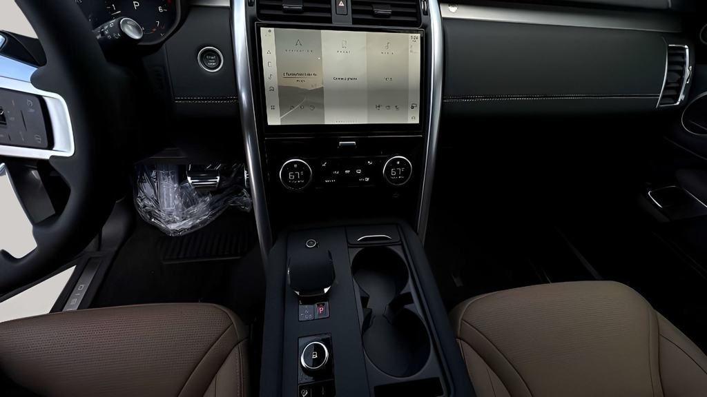 new 2024 Land Rover Discovery car, priced at $69,658