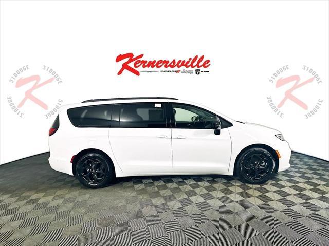 new 2025 Chrysler Pacifica Hybrid car, priced at $52,717