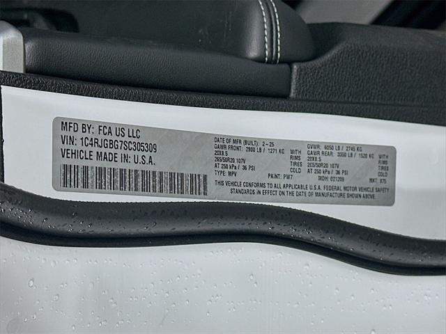 new 2025 Jeep Grand Cherokee car, priced at $43,644