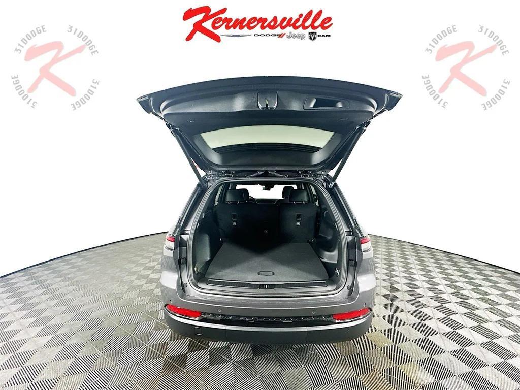 new 2025 Jeep Grand Cherokee car, priced at $40,674