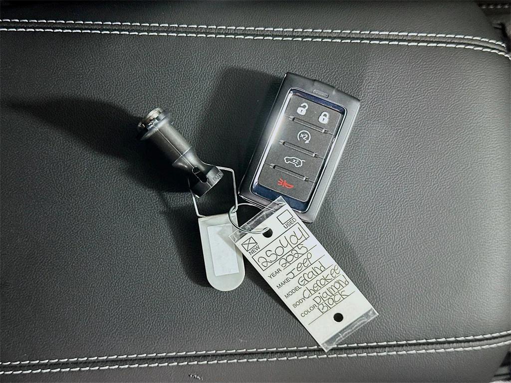 new 2025 Jeep Grand Cherokee car, priced at $43,910