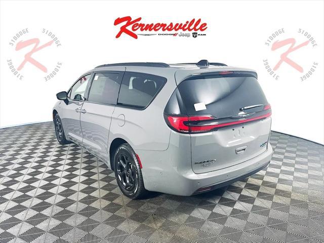 new 2025 Chrysler Pacifica Hybrid car, priced at $55,028
