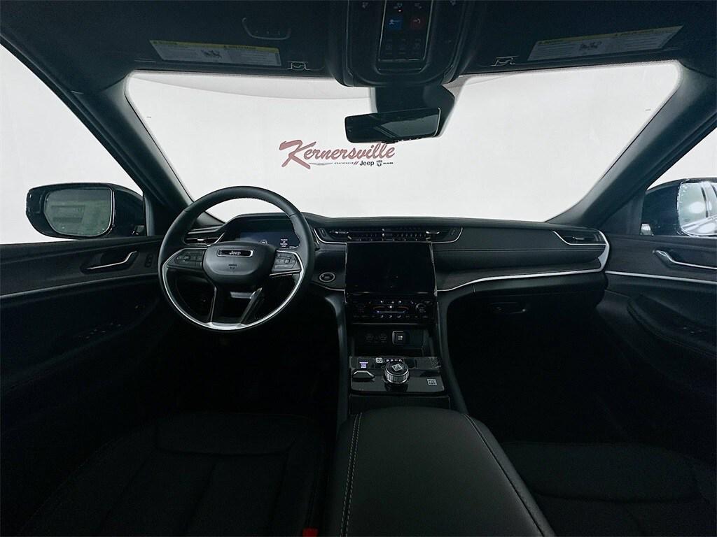 new 2025 Jeep Grand Cherokee car, priced at $47,017