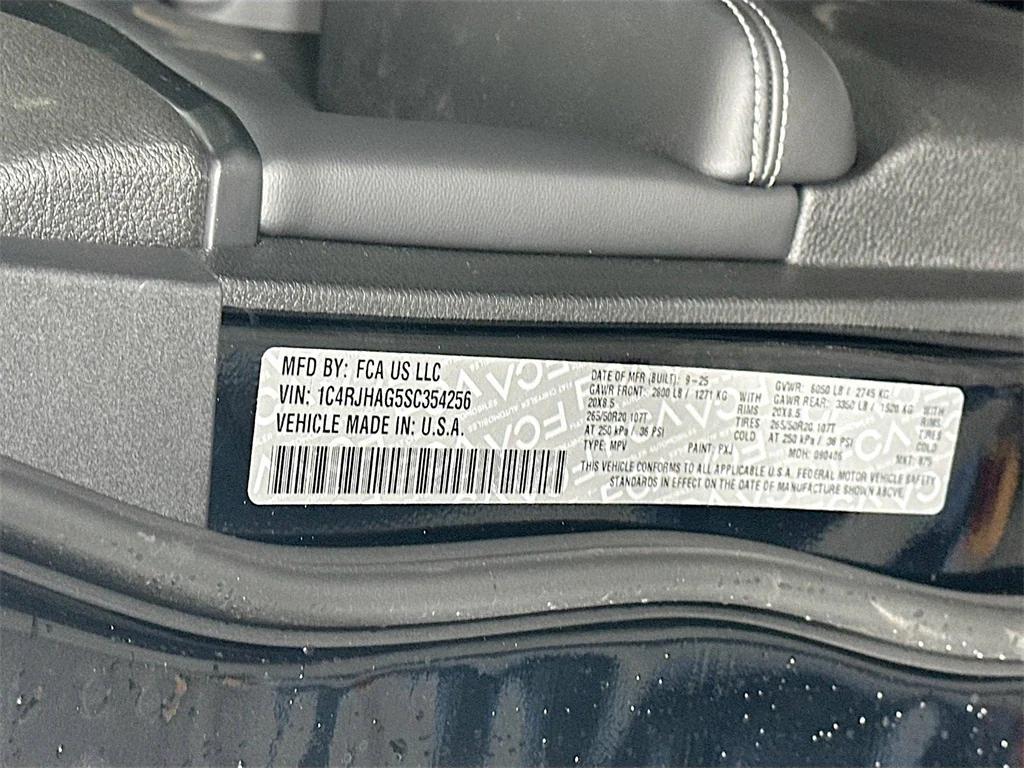 new 2025 Jeep Grand Cherokee car, priced at $41,273