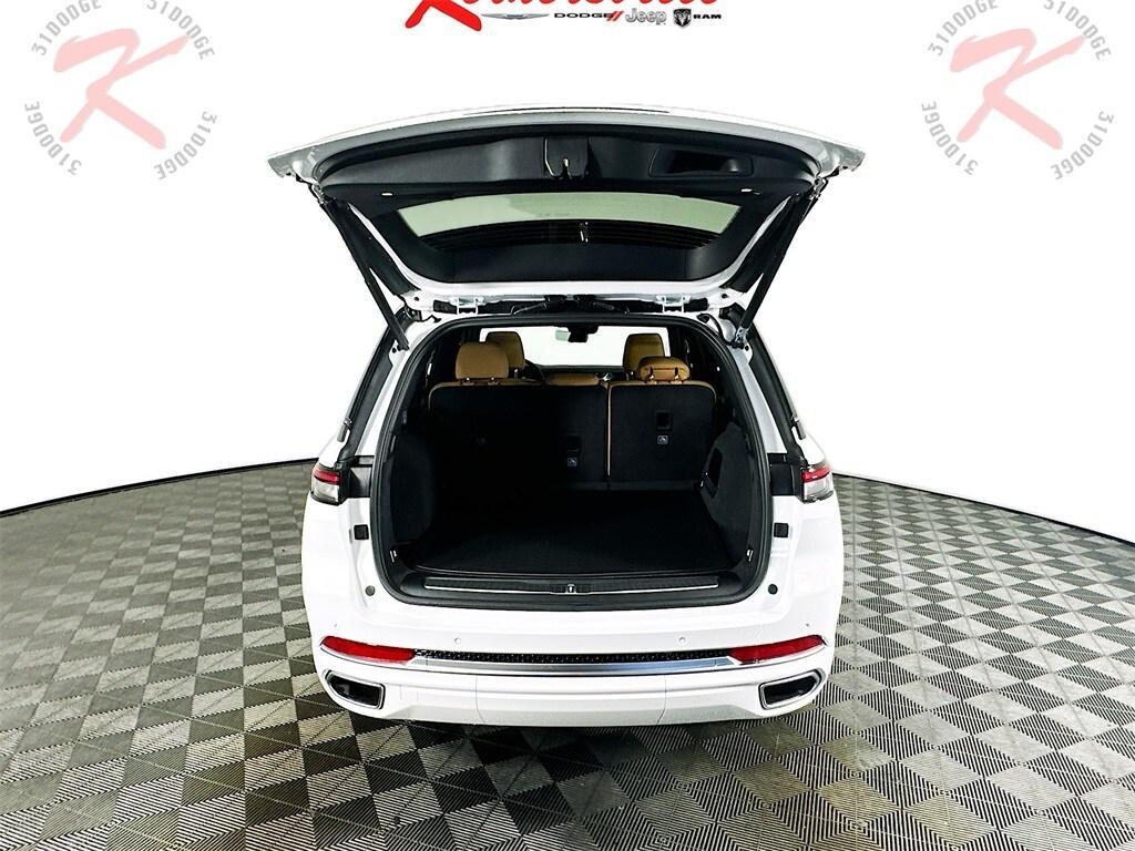 new 2025 Jeep Grand Cherokee car, priced at $67,900