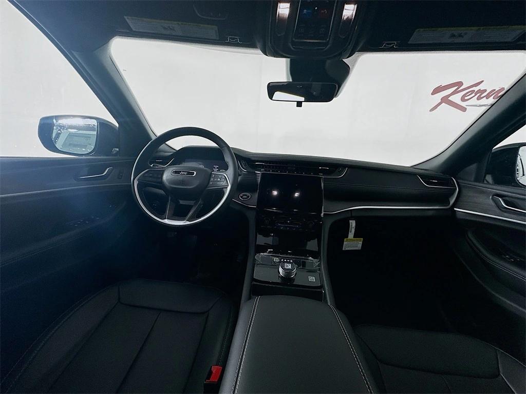 new 2025 Jeep Grand Cherokee car, priced at $43,997