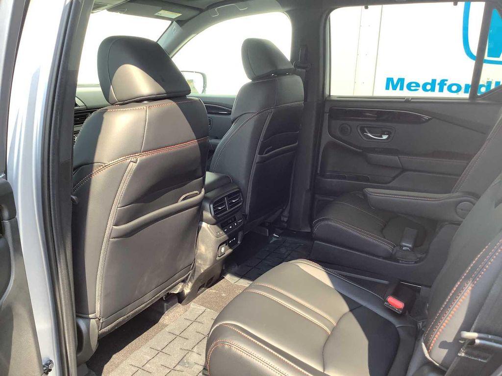 new 2025 Honda Pilot car, priced at $48,895