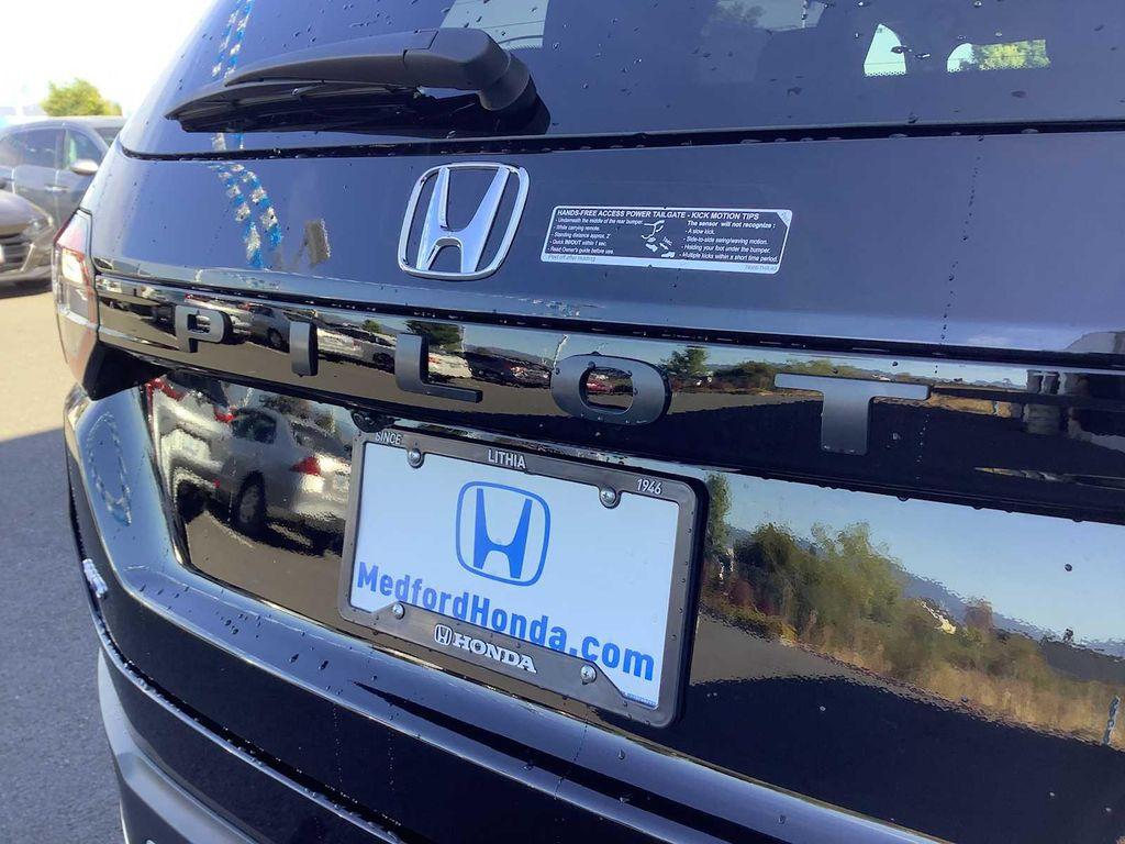 new 2025 Honda Pilot car, priced at $49,050