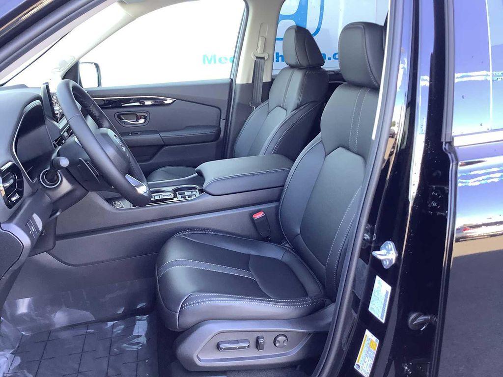 new 2025 Honda Pilot car, priced at $49,050