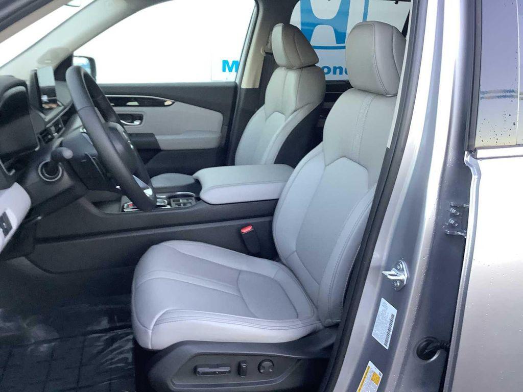 new 2025 Honda Pilot car, priced at $49,825