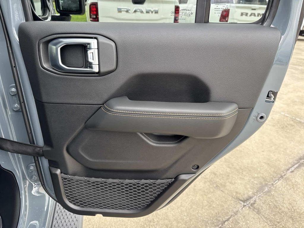 new 2025 Jeep Gladiator car, priced at $42,105