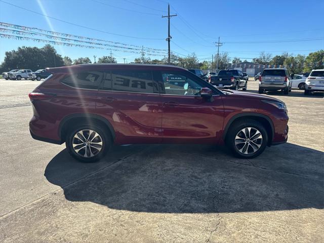 used 2022 Toyota Highlander car, priced at $32,997