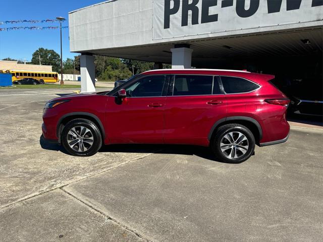 used 2022 Toyota Highlander car, priced at $32,997