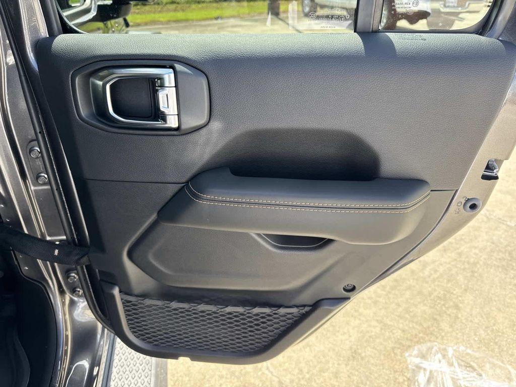 new 2025 Jeep Gladiator car, priced at $42,105