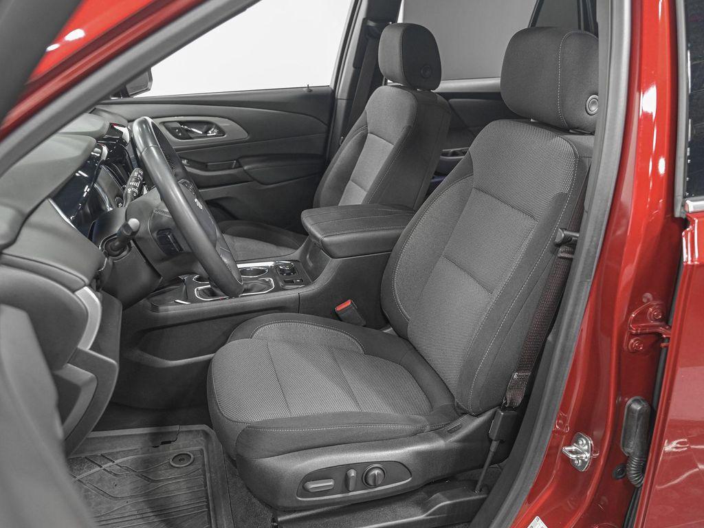 used 2023 Chevrolet Traverse car, priced at $31,498
