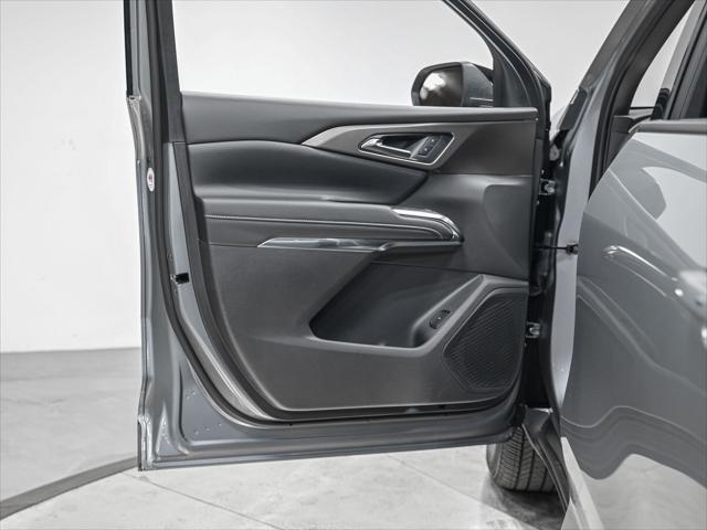 used 2025 Chevrolet Traverse car, priced at $41,990