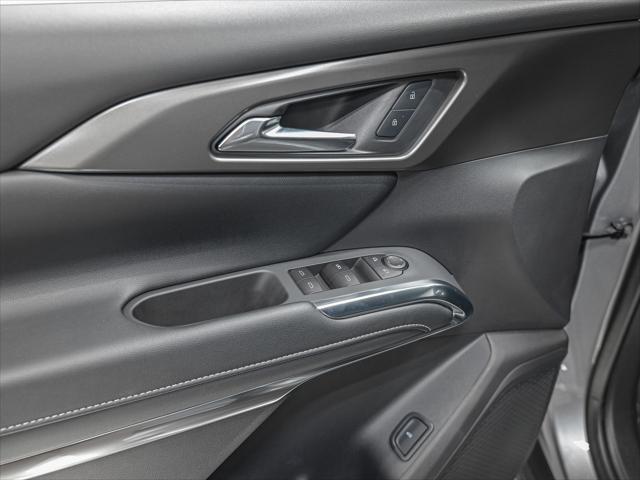 used 2025 Chevrolet Traverse car, priced at $41,990