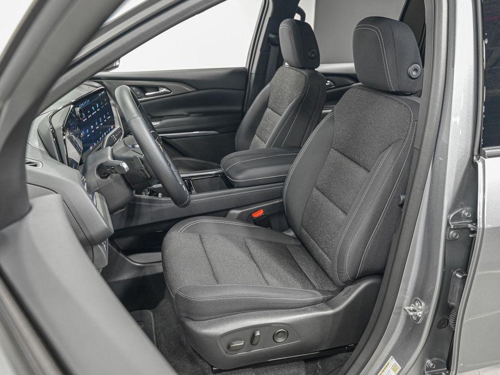 used 2025 Chevrolet Traverse car, priced at $39,990