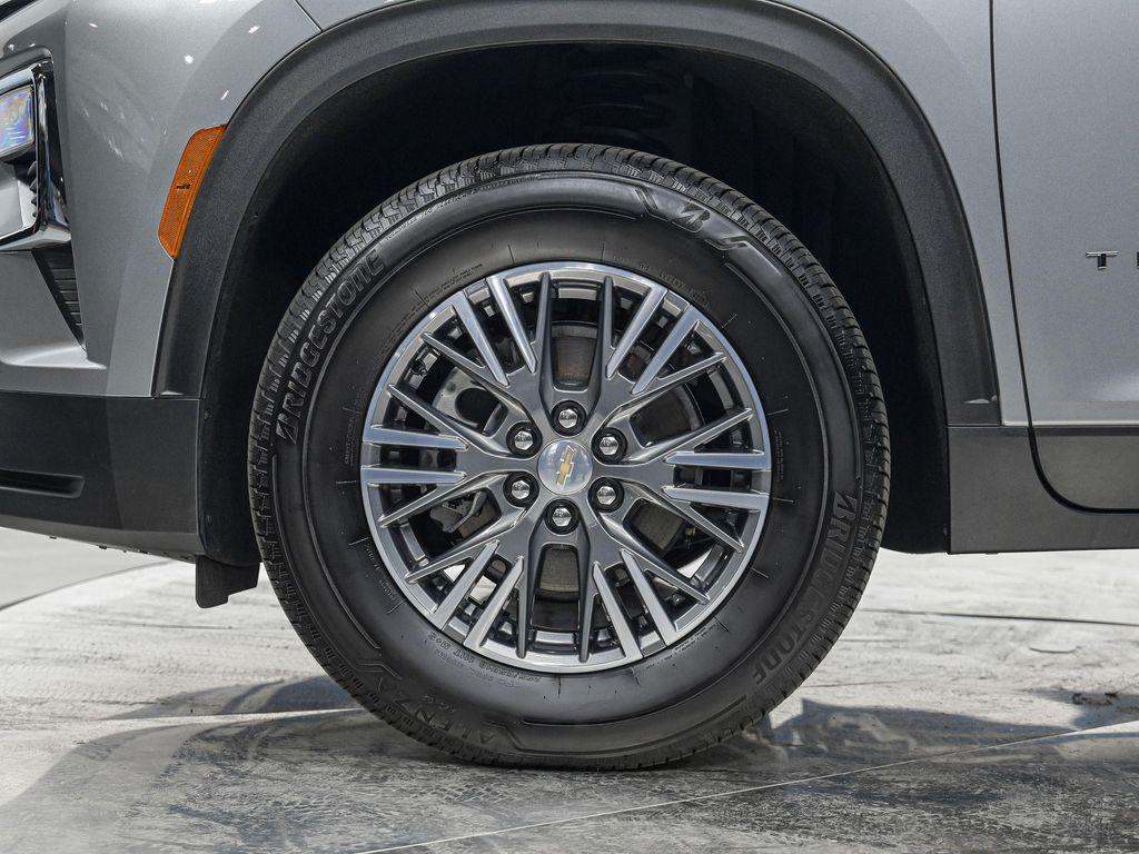used 2025 Chevrolet Traverse car, priced at $39,990