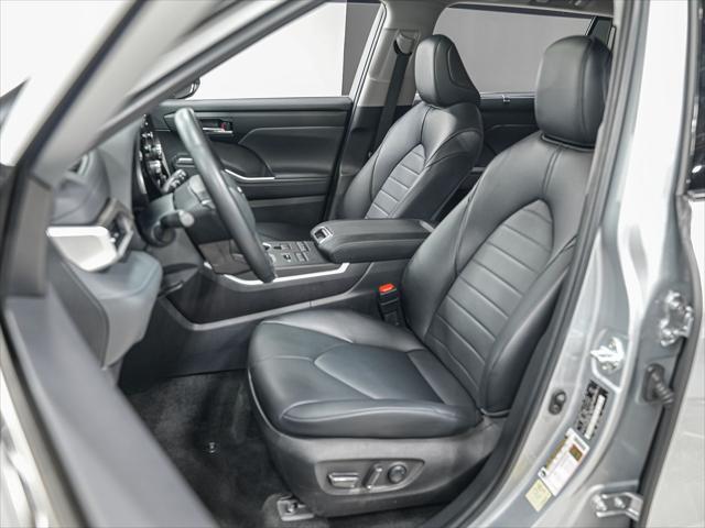 used 2022 Toyota Highlander car, priced at $36,740