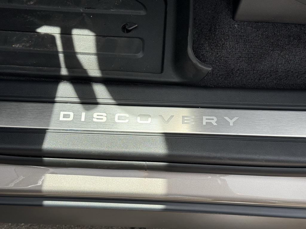 new 2025 Land Rover Discovery car, priced at $76,653