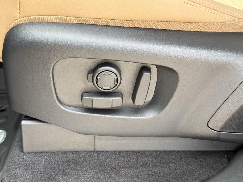 new 2025 Land Rover Discovery car, priced at $76,653