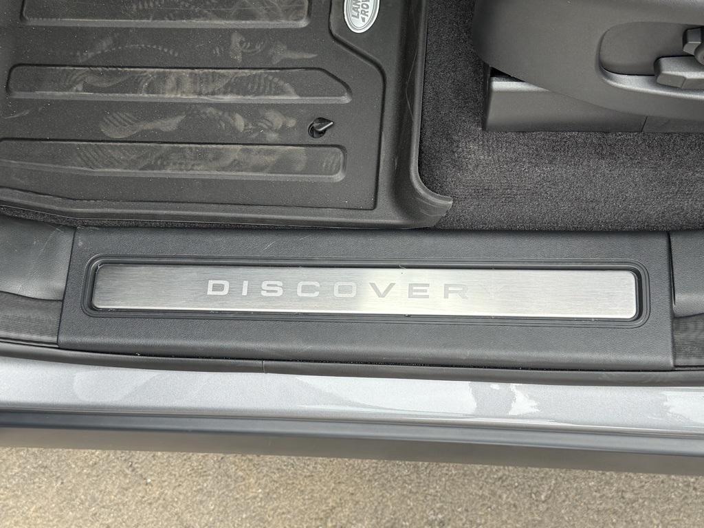 new 2025 Land Rover Discovery car, priced at $76,878