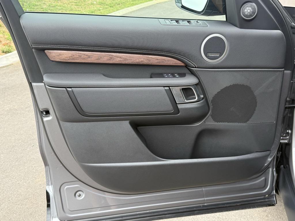 new 2025 Land Rover Discovery car, priced at $76,878