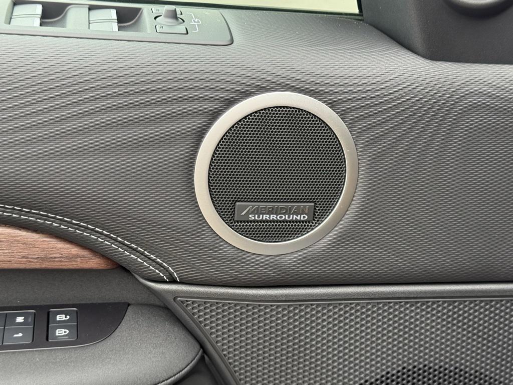 new 2025 Land Rover Discovery car, priced at $76,878