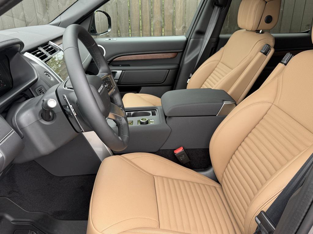 new 2025 Land Rover Discovery car, priced at $76,878