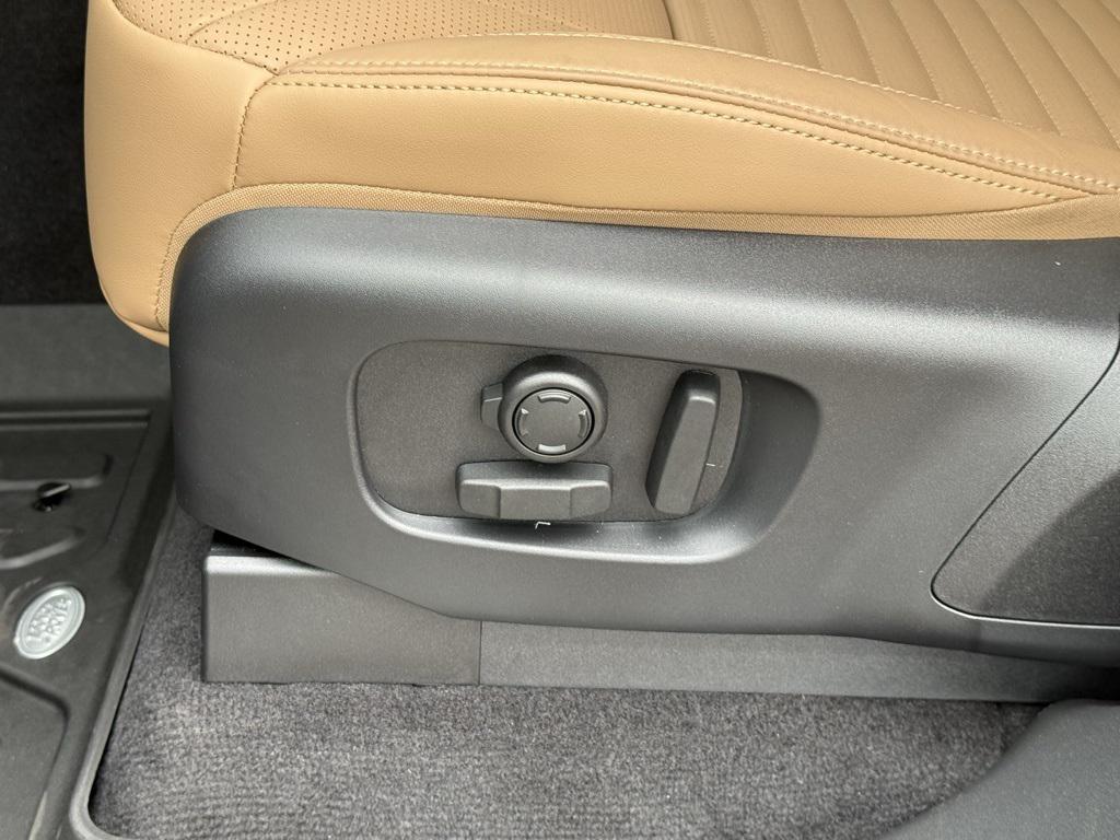 new 2025 Land Rover Discovery car, priced at $76,878