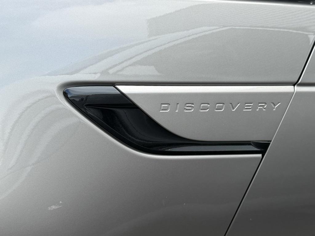 new 2025 Land Rover Discovery car, priced at $69,728